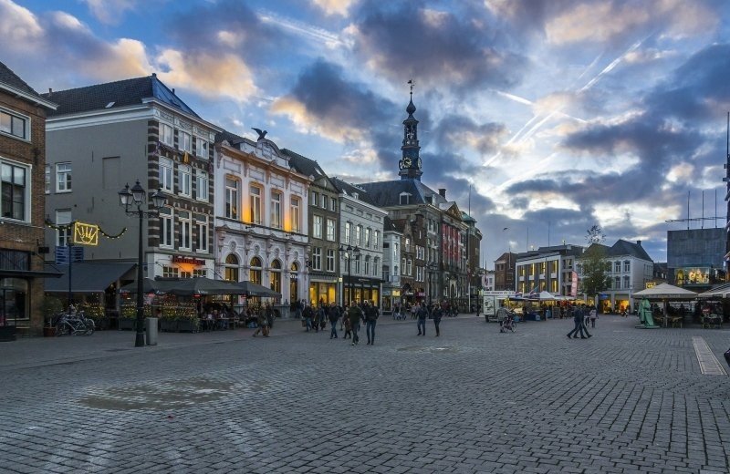 Bezoek de markt van s hertogenbosch vanaf camperpark viermannekesbrug
