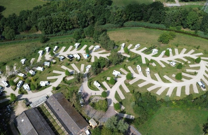 Camperplek aan het water camperpark viermannekesbrug ligt aan de rivier de beerze in oirschot in brabant